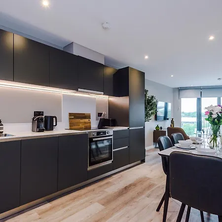 3 Bed Flat - Centre - Free Parking Apartment