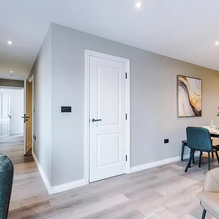 3 Bed Flat - Centre - Free Parking