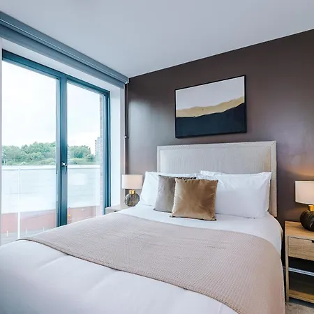 Apartment 3 Bed Flat - Centre - Free Parking