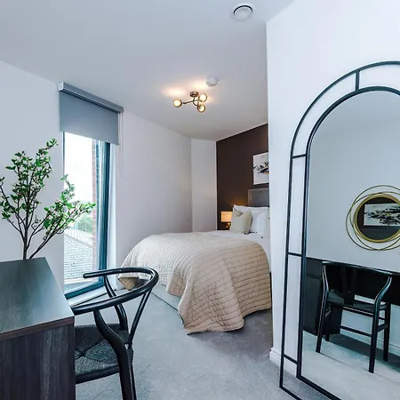 3 Bed Flat - Centre - Free Parking 公寓 *