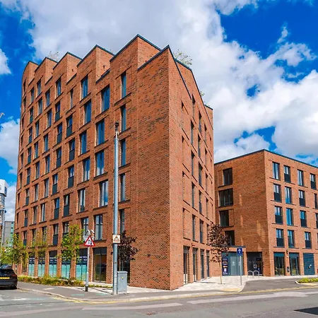 3 Bed Flat - Centre - Free Parking Apartment