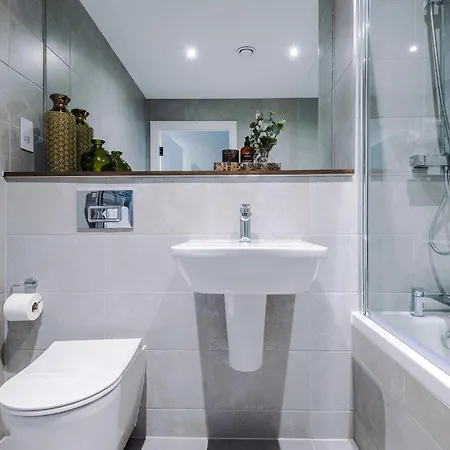 3 Bed Flat - Centre - Free Parking * 利兹