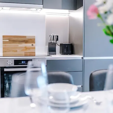 3 Bed Flat - Centre - Free Parking Apartment