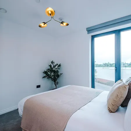 3 Bed Flat - Centre - Free Parking