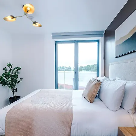 3 Bed Flat - Centre - Free Parking 公寓 *