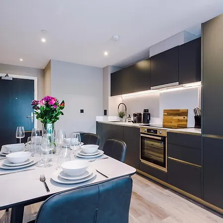 3 Bed Flat - Centre - Free Parking *