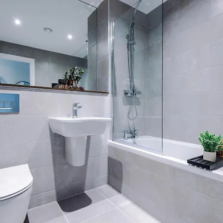 3 Bed Flat - Centre - Free Parking *