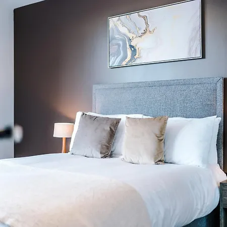 3 Bed Flat - Centre - Free Parking * リーズ