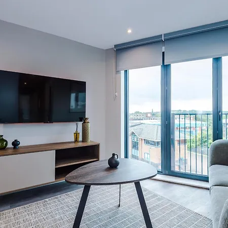 3 Bed Flat - Centre - Free Parking *