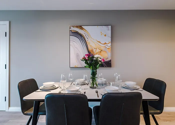 3 Bed Flat - Centre - Free Parking