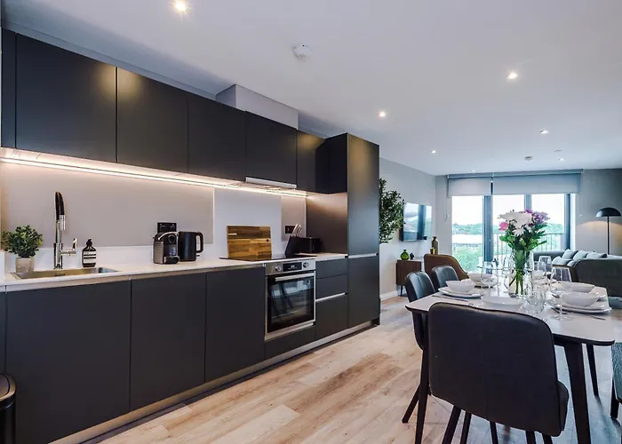 3 Bed Flat - Centre - Free Parking Lägenhet