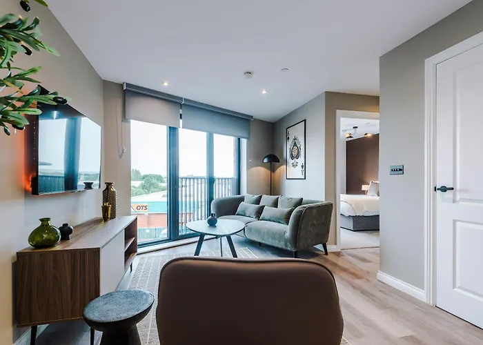 3 Bed Flat - Centre - Free Parking *