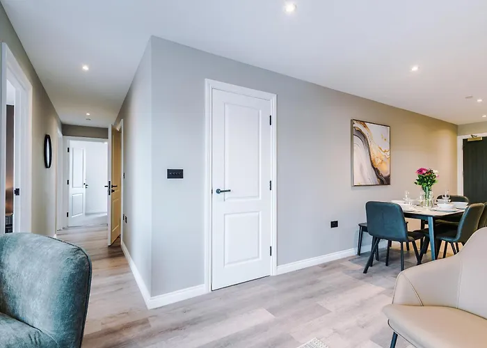 3 Bed Flat - Centre - Free Parking