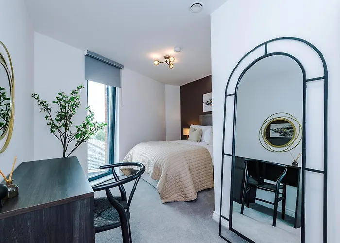 3 Bed Flat - Centre - Free Parking Lägenhet *