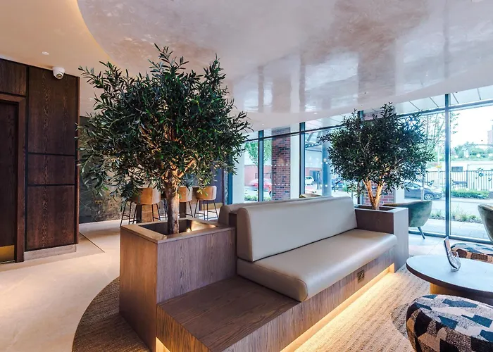 3 Bed Flat - Centre - Free Parking Lägenhet