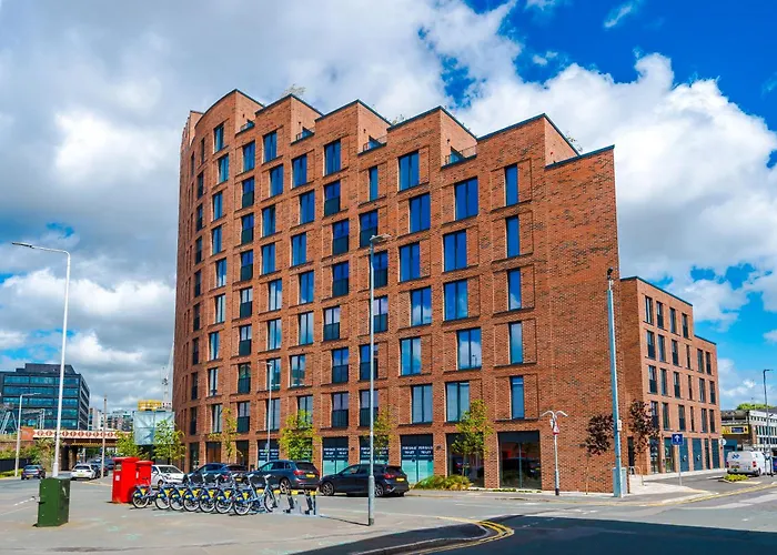 3 Bed Flat - Centre - Free Parking Lägenhet *