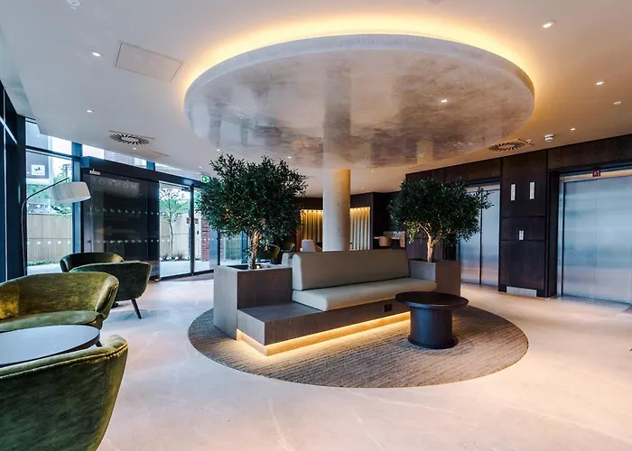 3 Bed Flat - Centre - Free Parking *