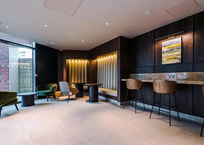 3 Bed Flat - Centre - Free Parking