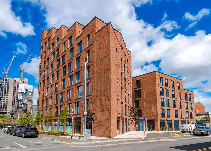 3 Bed Flat - Centre - Free Parking Lägenhet