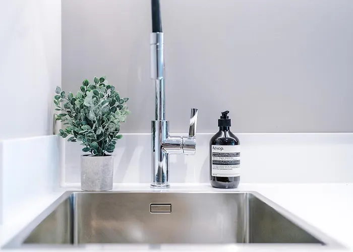 3 Bed Flat - Centre - Free Parking Lägenhet