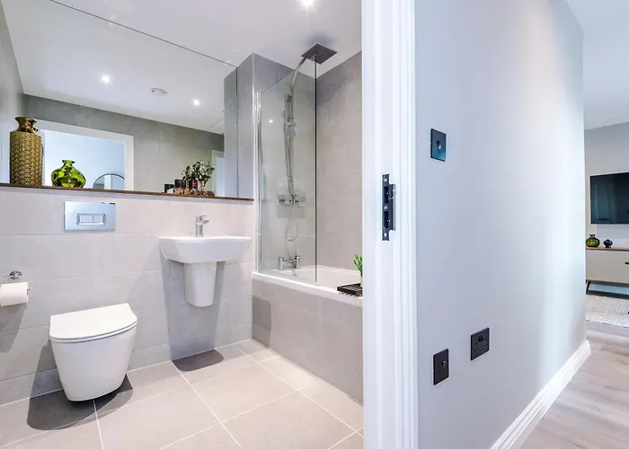 3 Bed Flat - Centre - Free Parking Lägenhet *