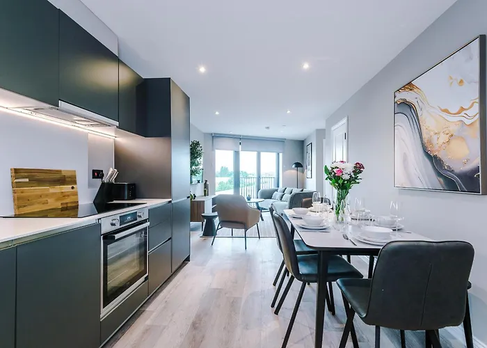 3 Bed Flat - Centre - Free Parking