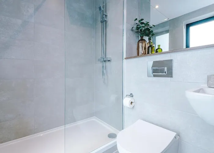 3 Bed Flat - Centre - Free Parking Lägenhet *