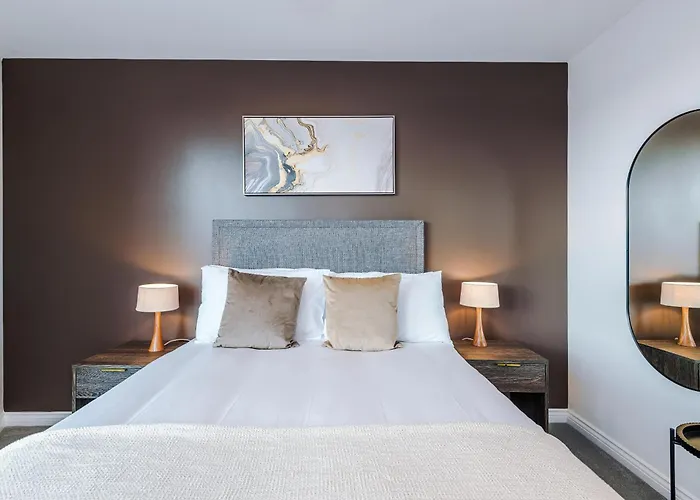 3 Bed Flat - Centre - Free Parking *