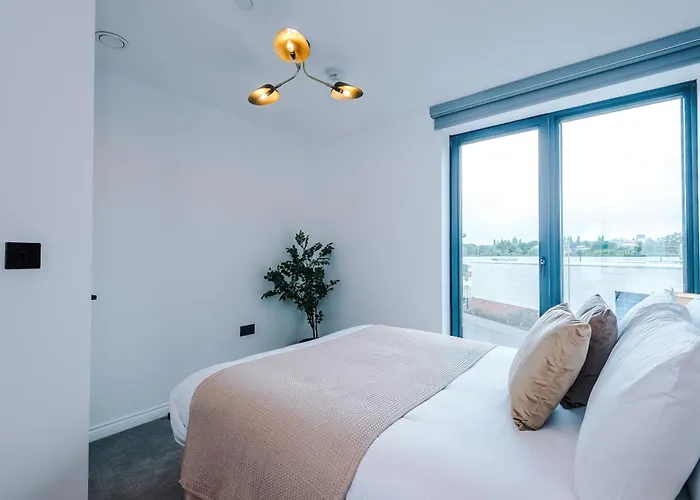 3 Bed Flat - Centre - Free Parking