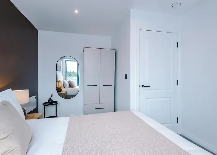 3 Bed Flat - Centre - Free Parking *