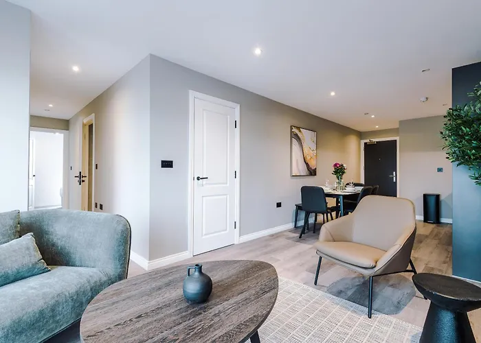 3 Bed Flat - Centre - Free Parking