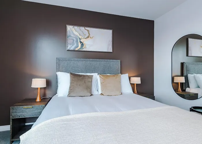 3 Bed Flat - Centre - Free Parking Lägenhet