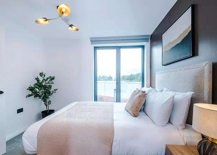 3 Bed Flat - Centre - Free Parking Lägenhet *