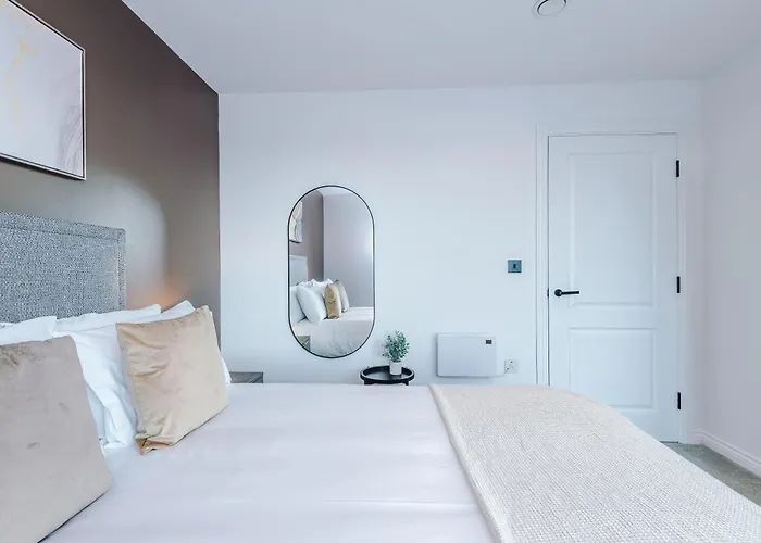 3 Bed Flat - Centre - Free Parking Lägenhet *