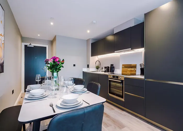 3 Bed Flat - Centre - Free Parking *