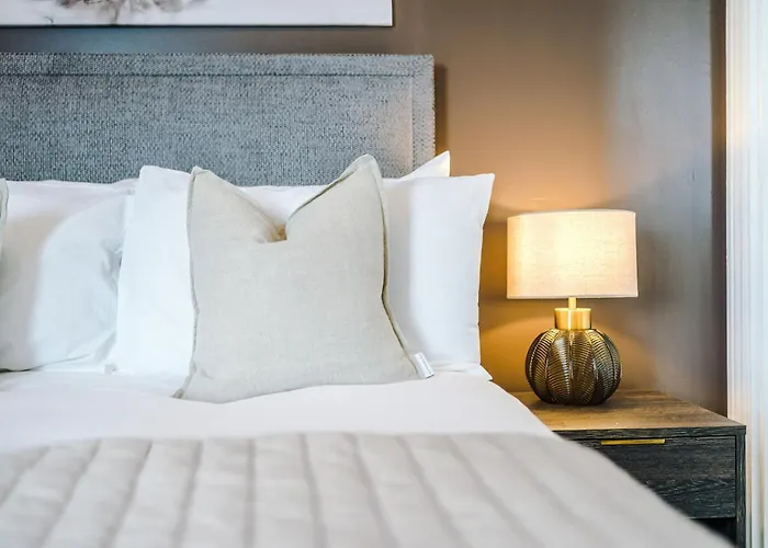 3 Bed Flat - Centre - Free Parking Lägenhet