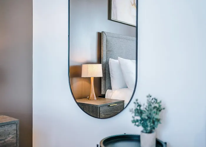 3 Bed Flat - Centre - Free Parking Lägenhet *