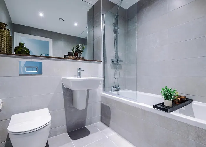 3 Bed Flat - Centre - Free Parking *