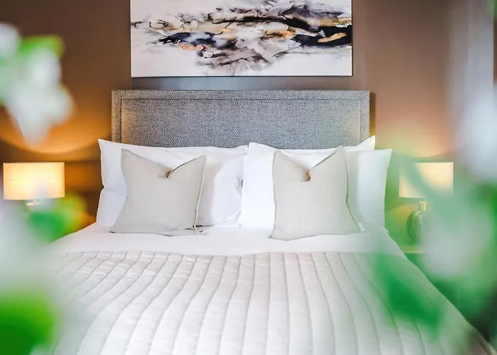 3 Bed Flat - Centre - Free Parking *