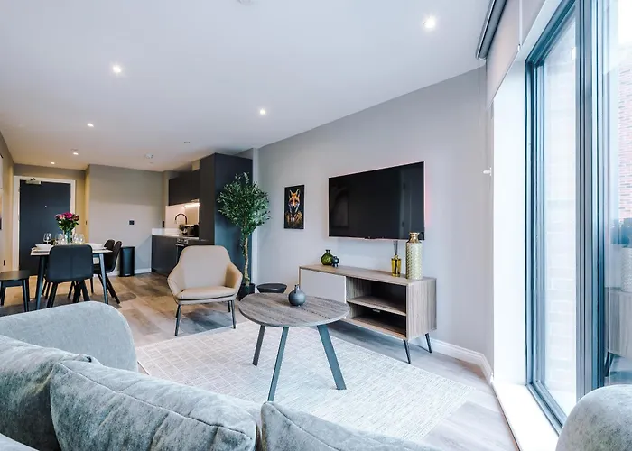 3 Bed Flat - Centre - Free Parking