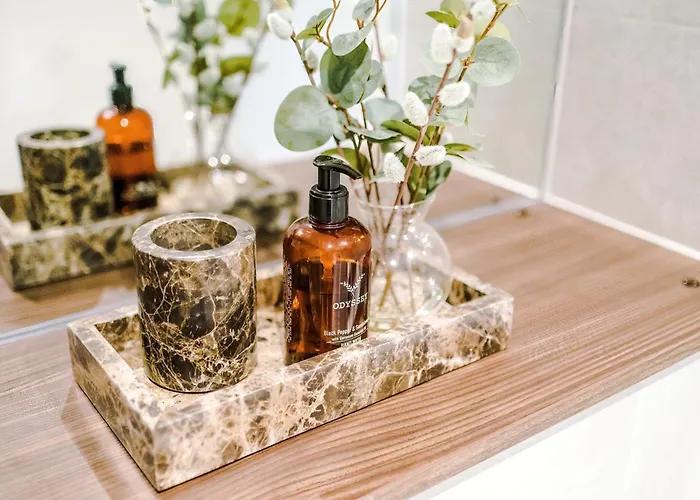 3 Bed Flat - Centre - Free Parking Lägenhet