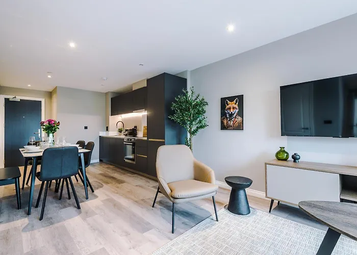 3 Bed Flat - Centre - Free Parking Lägenhet *