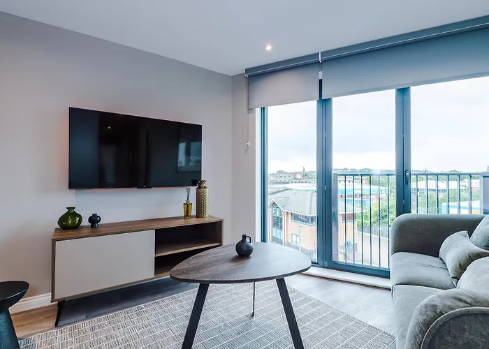 3 Bed Flat - Centre - Free Parking *