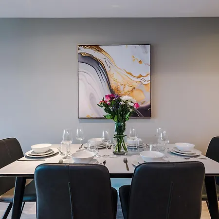 3 Bed Flat - Centre - Free Parking