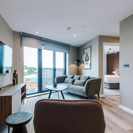 3 Bed Flat - Centre - Free Parking *