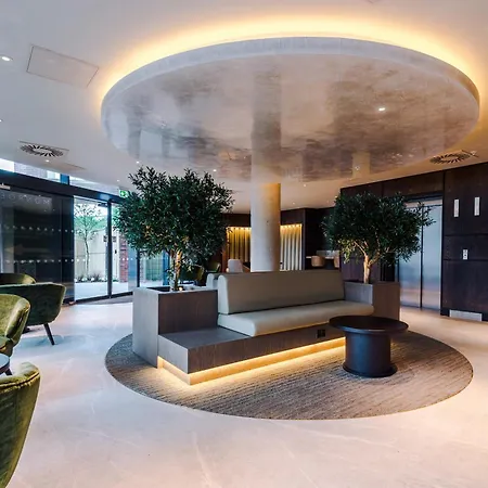 3 Bed Flat - Centre - Free Parking *