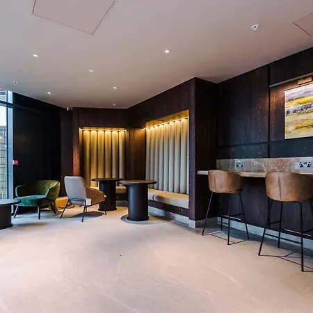 3 Bed Flat - Centre - Free Parking