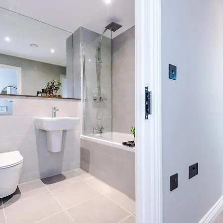 3 Bed Flat - Centre - Free Parking 公寓 *