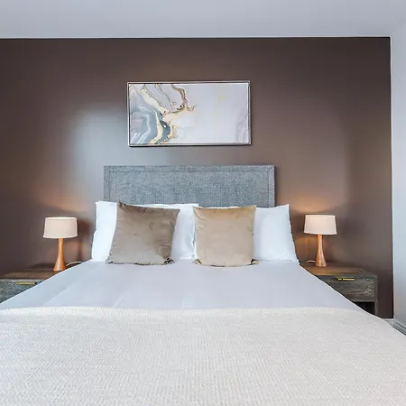 3 Bed Flat - Centre - Free Parking 利兹