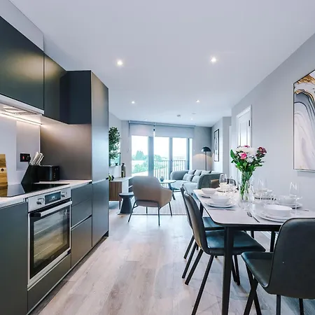 3 Bed Flat - Centre - Free Parking